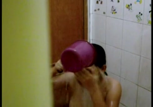 Sexy asian babe joue avec la chatte dans la douche.