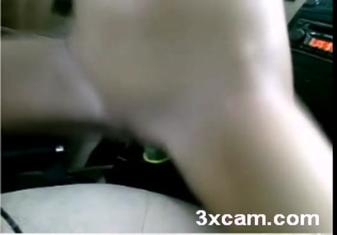 Bébé suçant et avalant une bite dans la voiture.