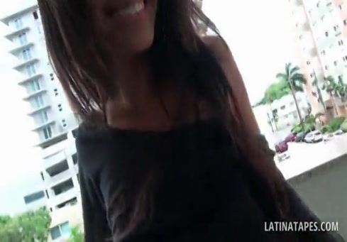 Adolescente latina épaisse donne une branlette à son étalon à grosse bite.