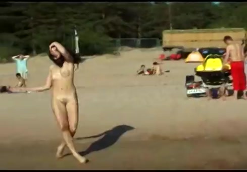 Adolescent obtient facefucked sur une plage publique.