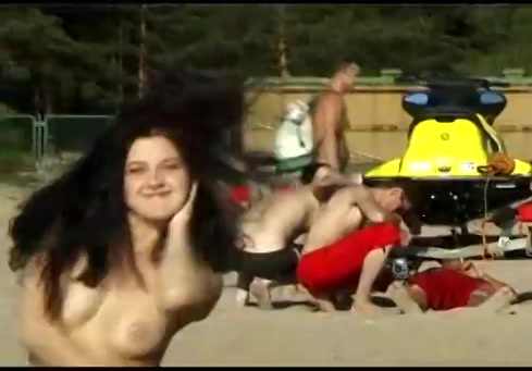 Des nudistes font lamour en public sur la plage.