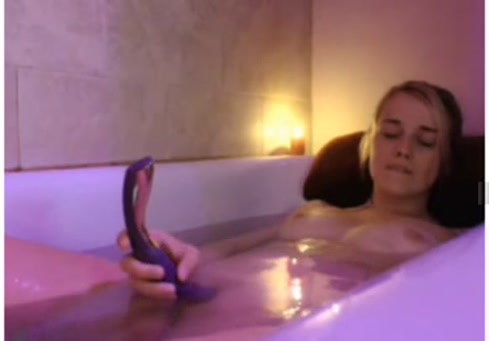 Adolescente chaude jouant avec son cul dans le bain.
