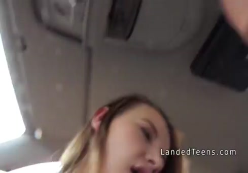 Pawg adolescents sucer et baiser dans la voiture.