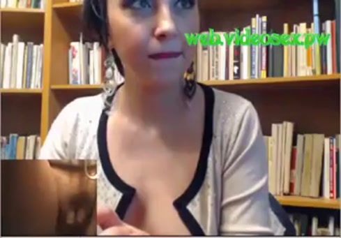 Fille sexy jouant sur la webcam avec son plug de cul.
