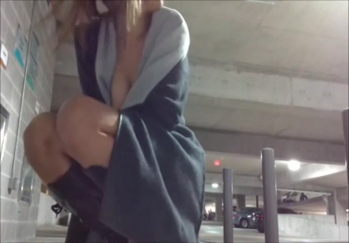 Un adolescent amateur qui joue dans un parking public et qui a chaud devant sa caméra.