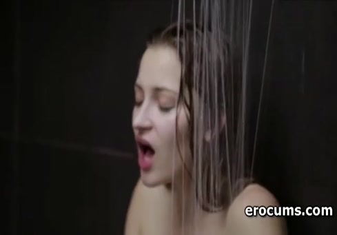Jeune couple première fois sexe dans la douche.